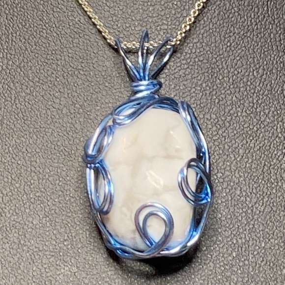 Howlite wire wrapped pendant - Picture 3 of 5